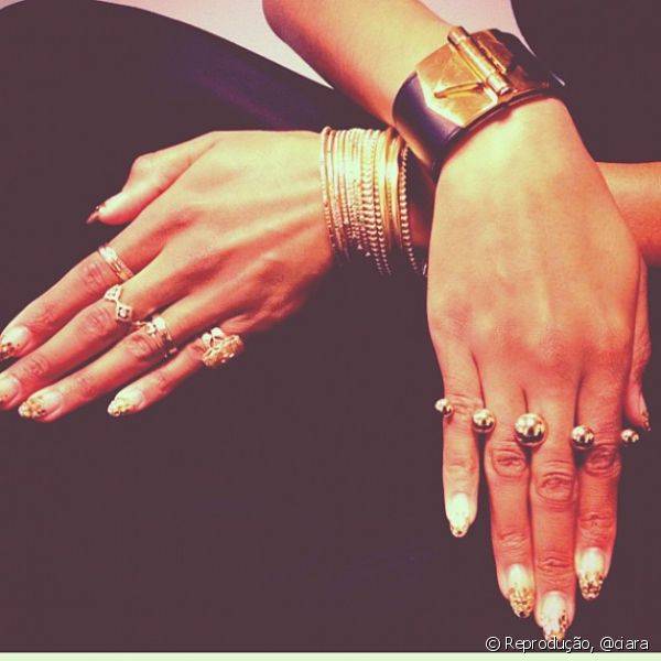 O degradê de lantejoulas douradas foi uma das nail arts mais glamourosas que Ciara usou até agora